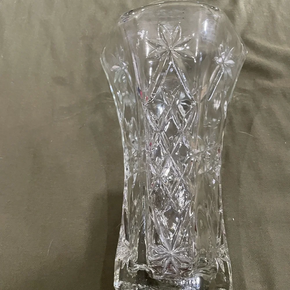 Elegant Clear Glass Vase good condition